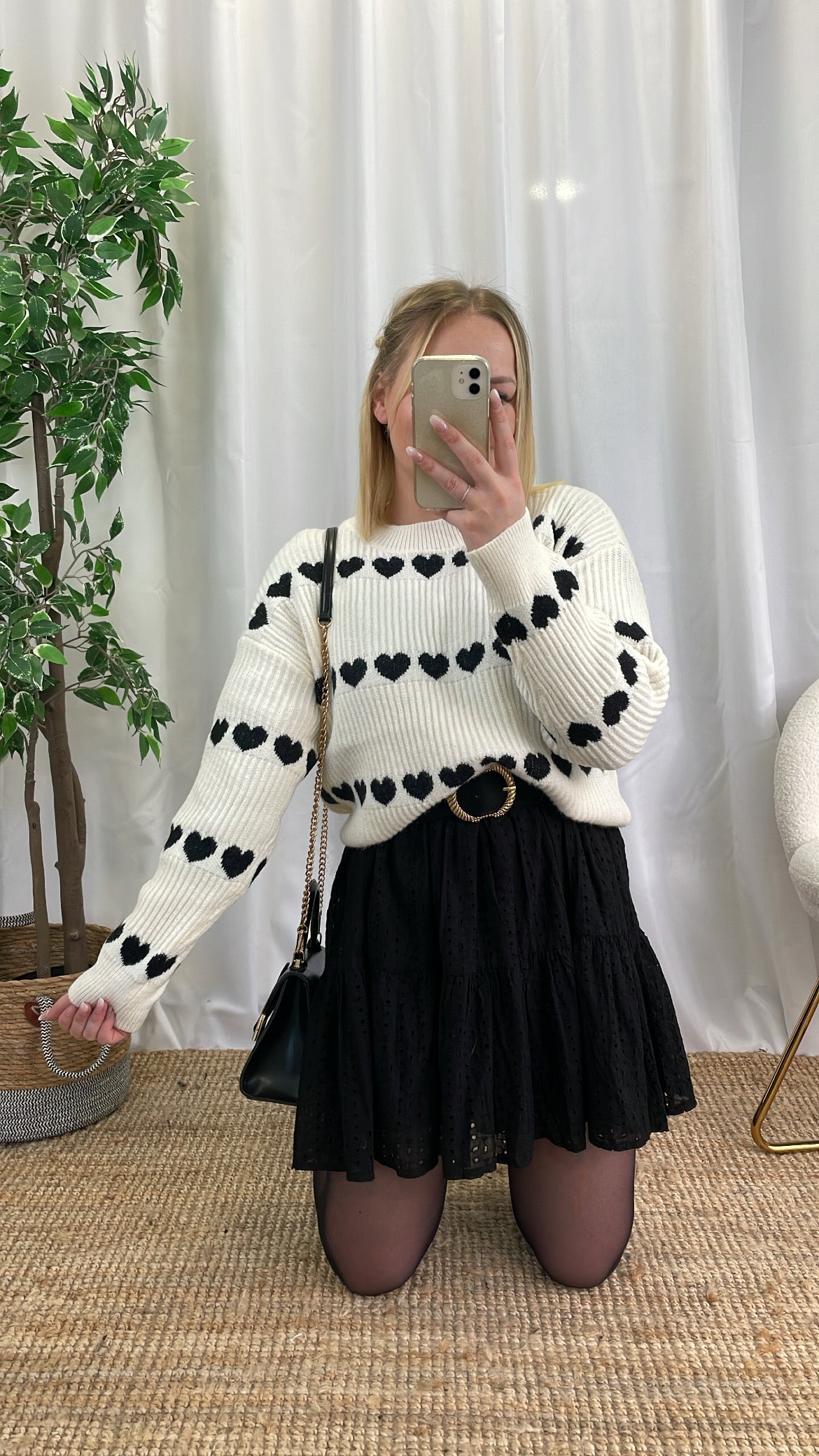 Pull blanc à cœurs BLACK
