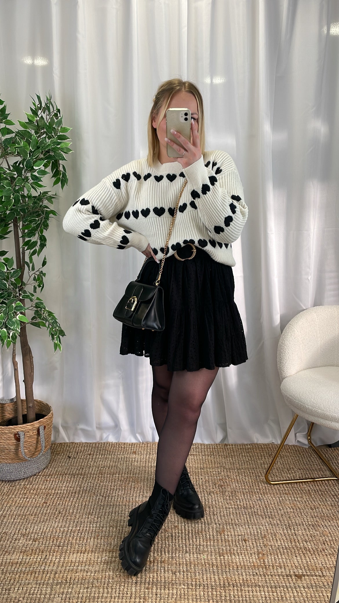 Pull blanc à cœurs BLACK