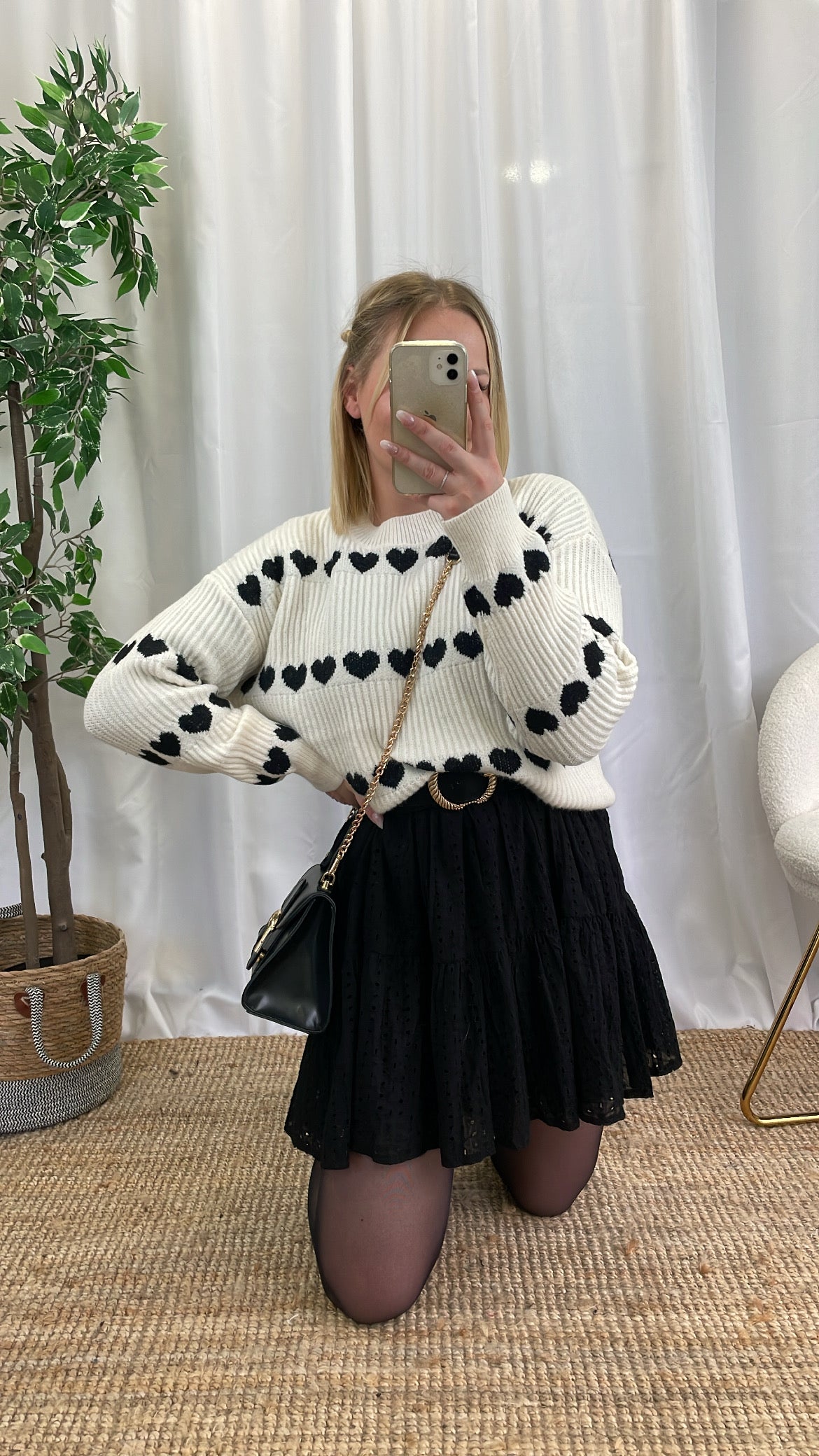 Pull blanc à cœurs BLACK