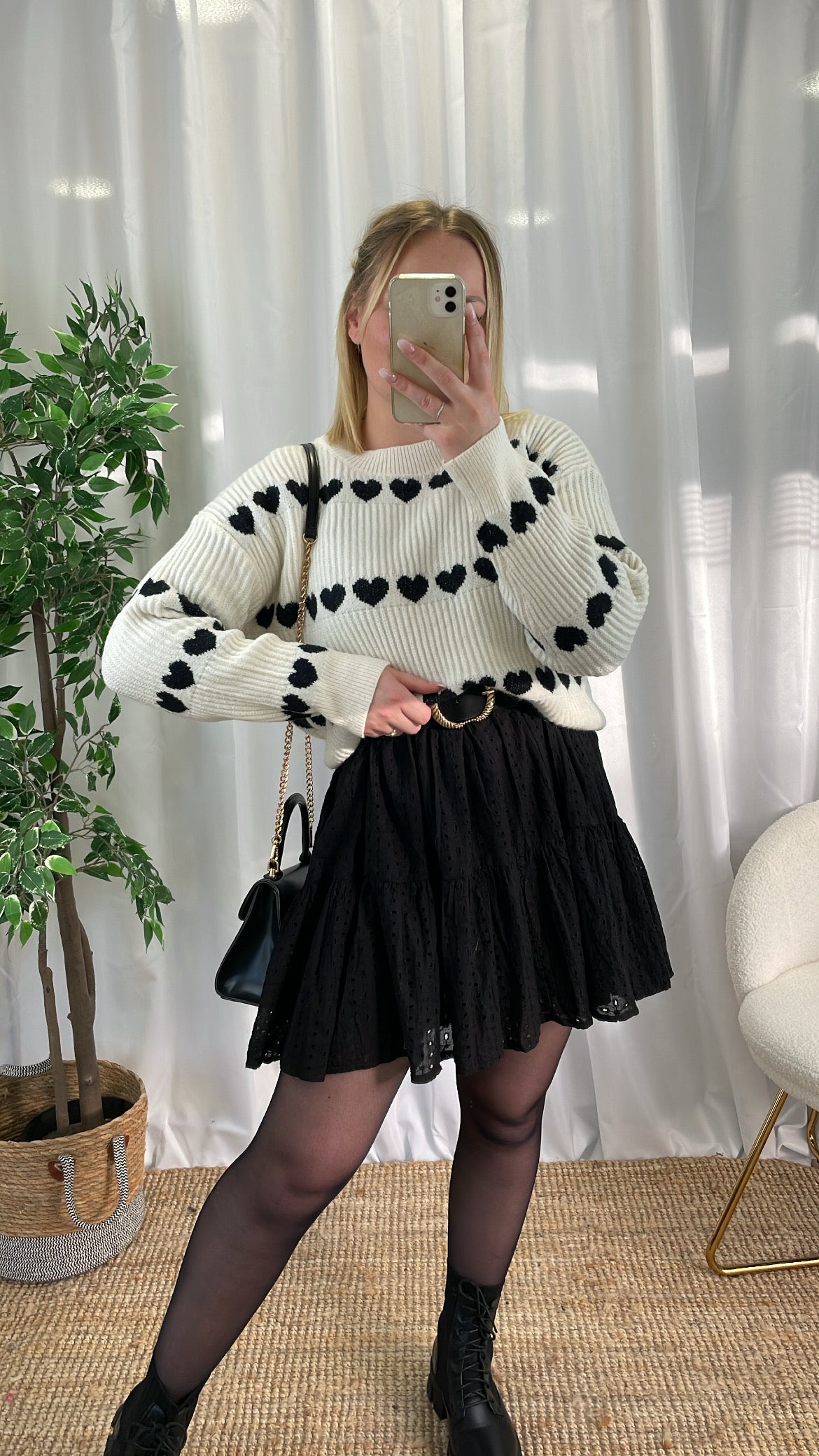Pull blanc à cœurs BLACK